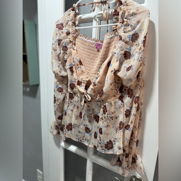 Francesca’s Lyla Key Hole Cinched Blouse - Picture 4 of 9